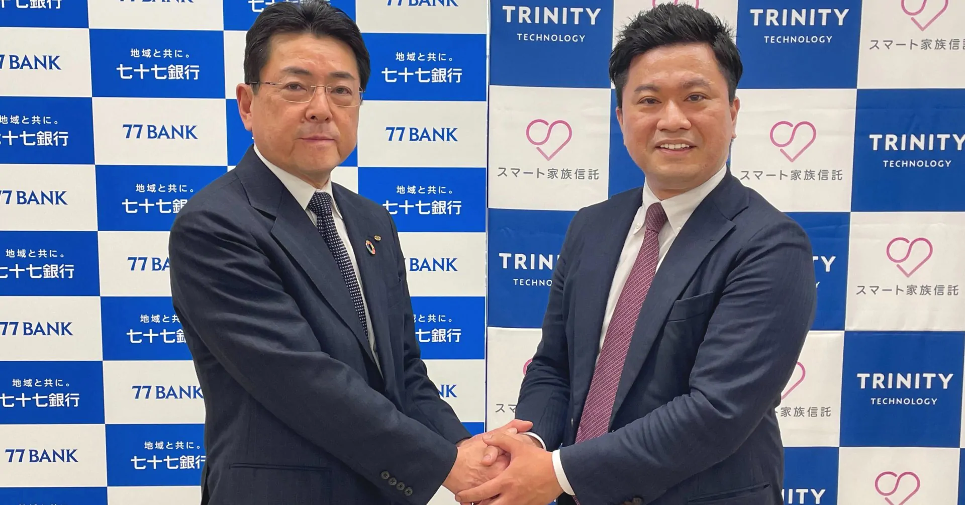 株式会社七十七銀行 常務取締役 小野寺様（左）／トリニティ・テクノロジー株式会社 代表取締役 磨（右）