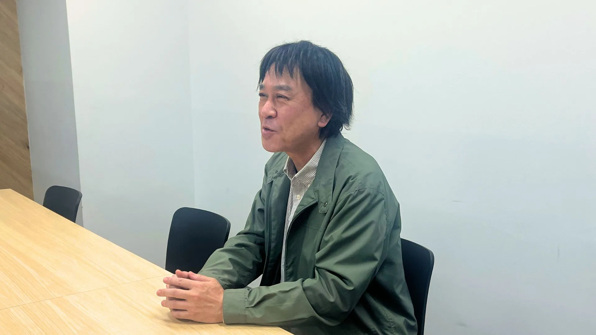 インタビューを受ける岡村様