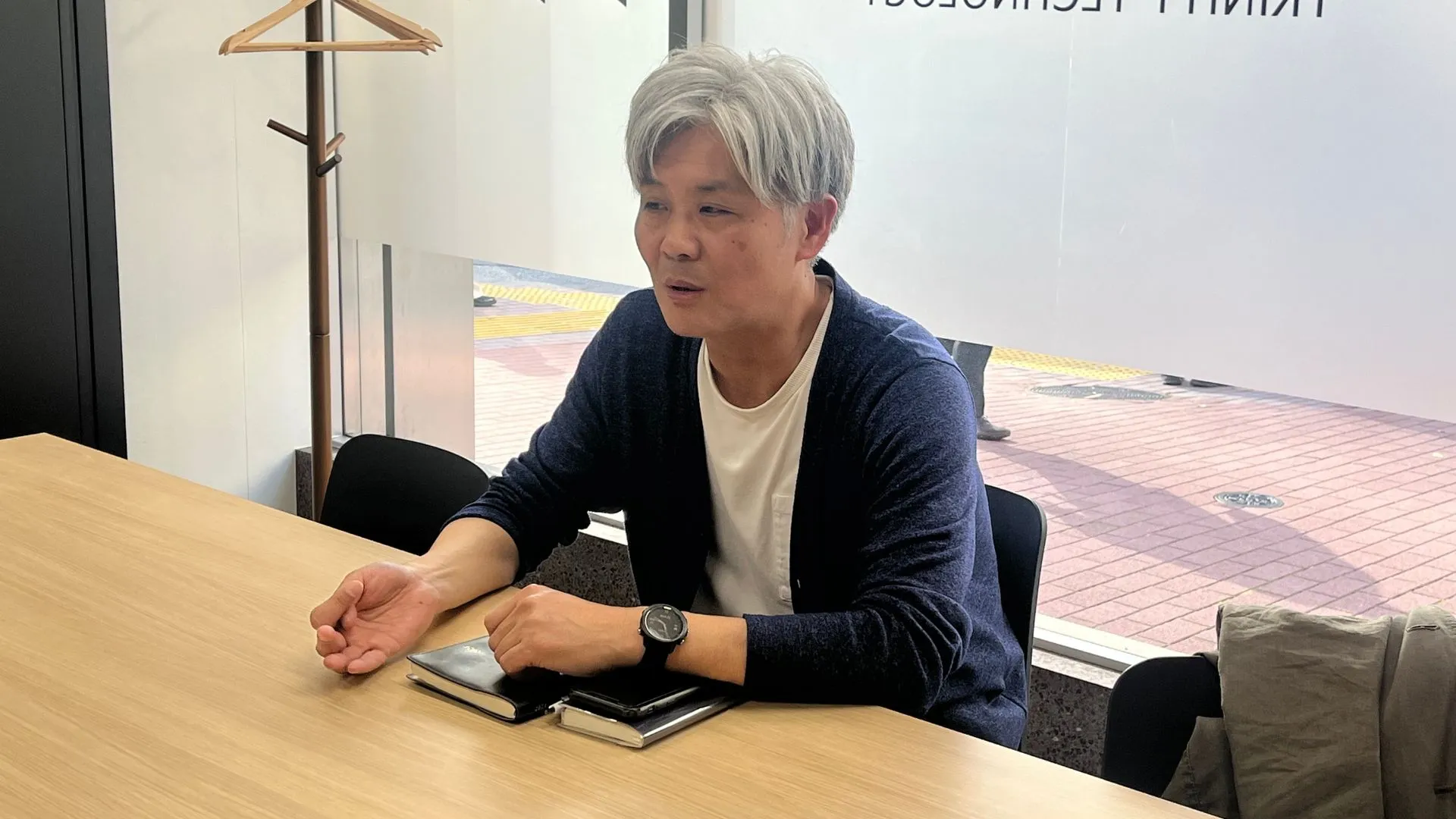 インタビューを受ける鈴本様