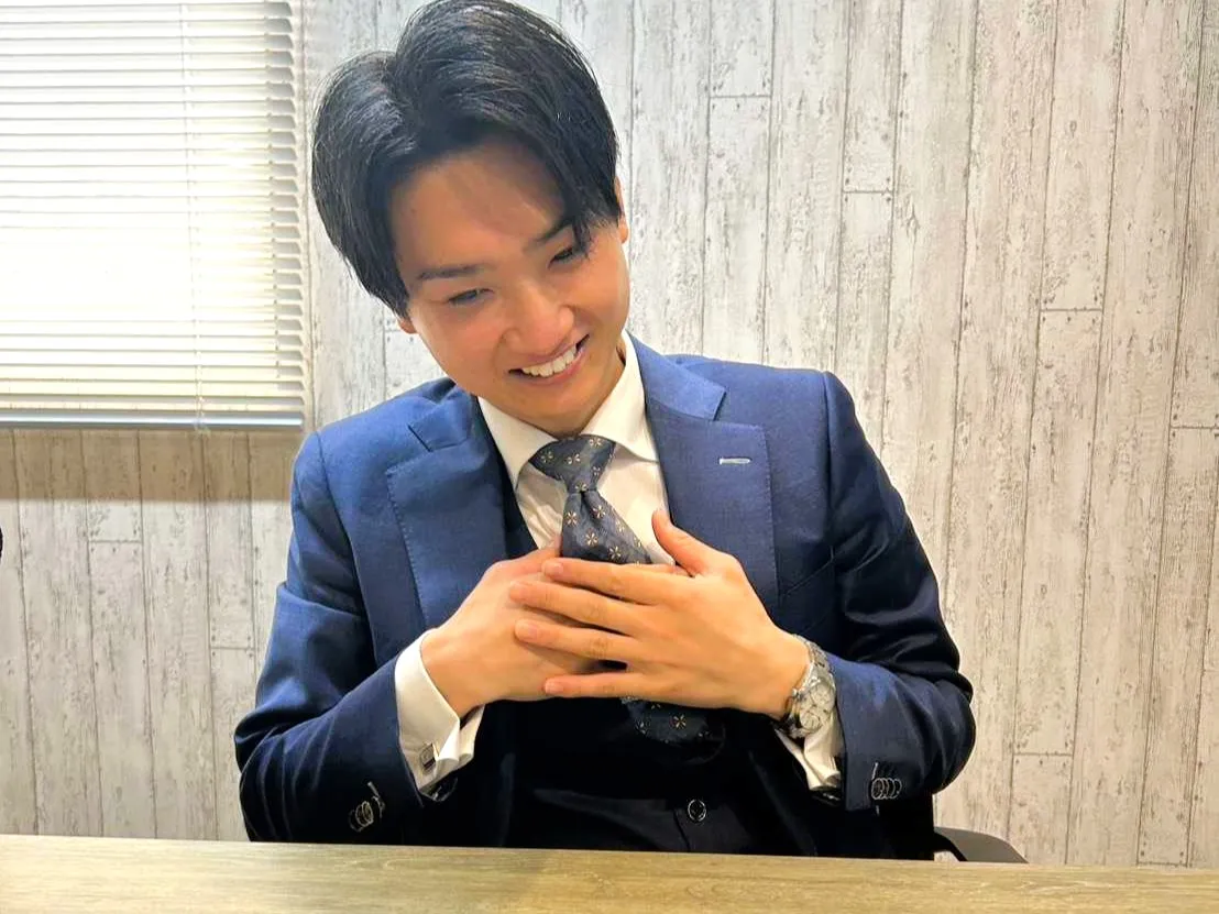 インタビュー中の市川 隼也