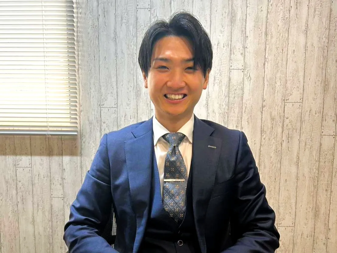 インタビュー中の市川 隼也