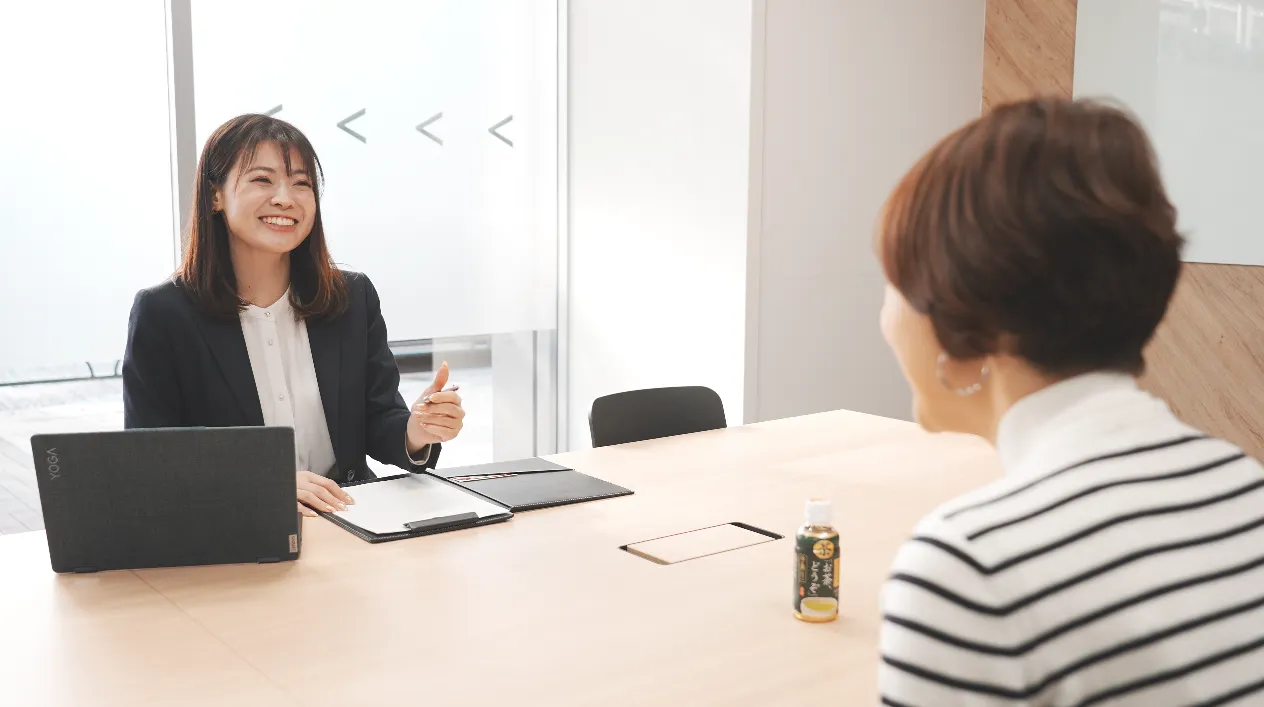 インタビュー中の井出 萌々香