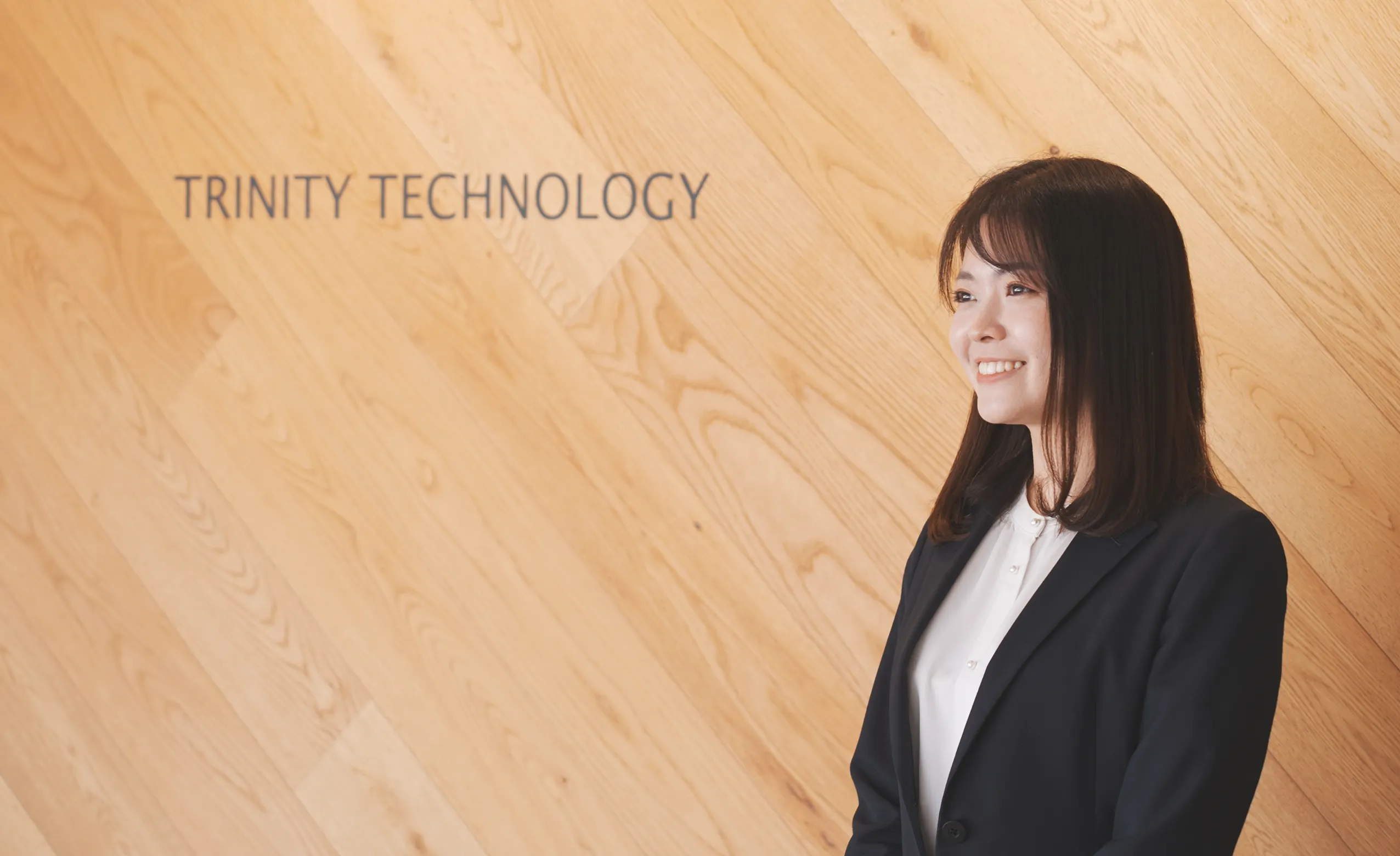 インタビュー中の井出 萌々香