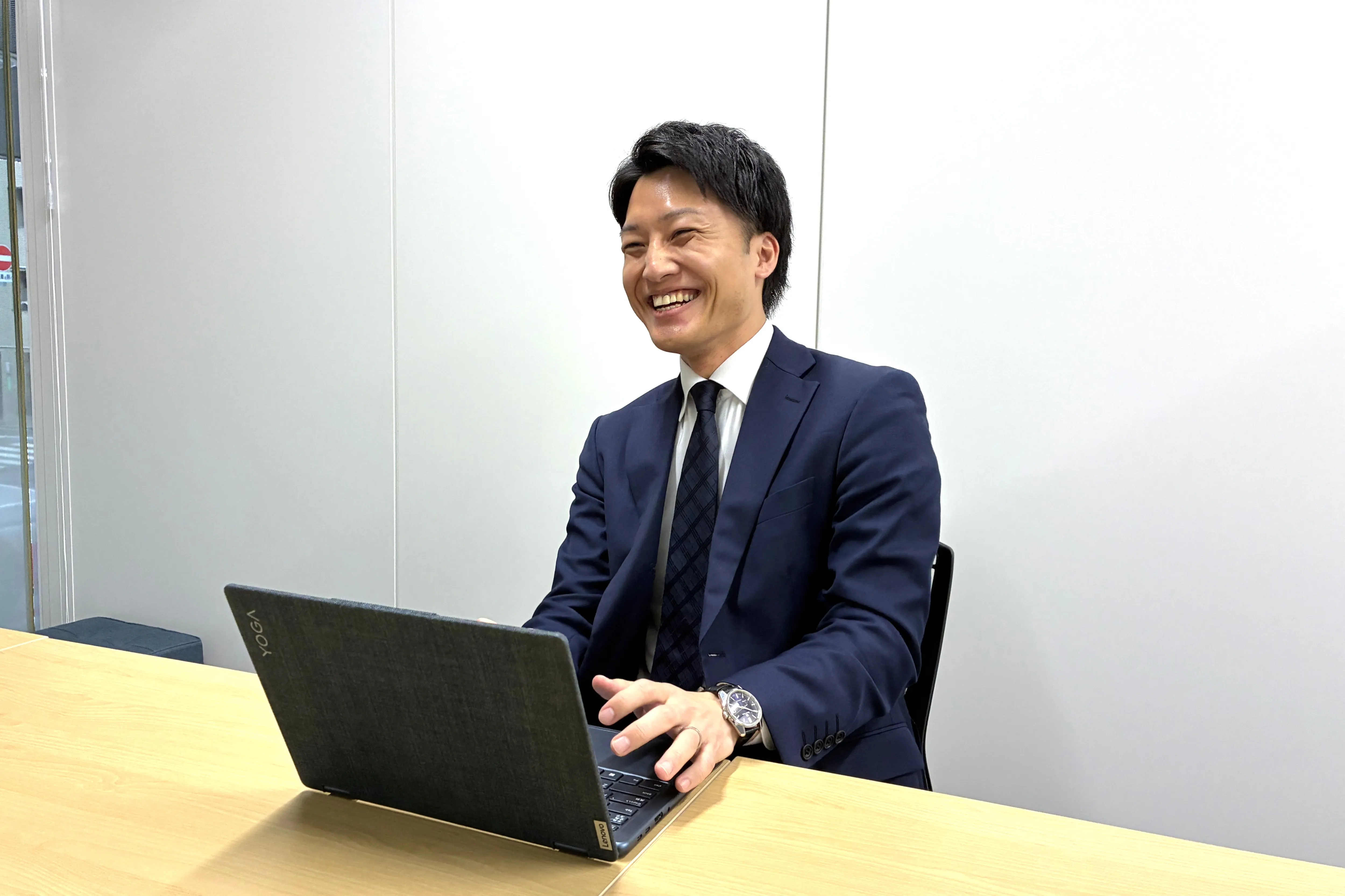 インタビュー中の伊藤 領吾