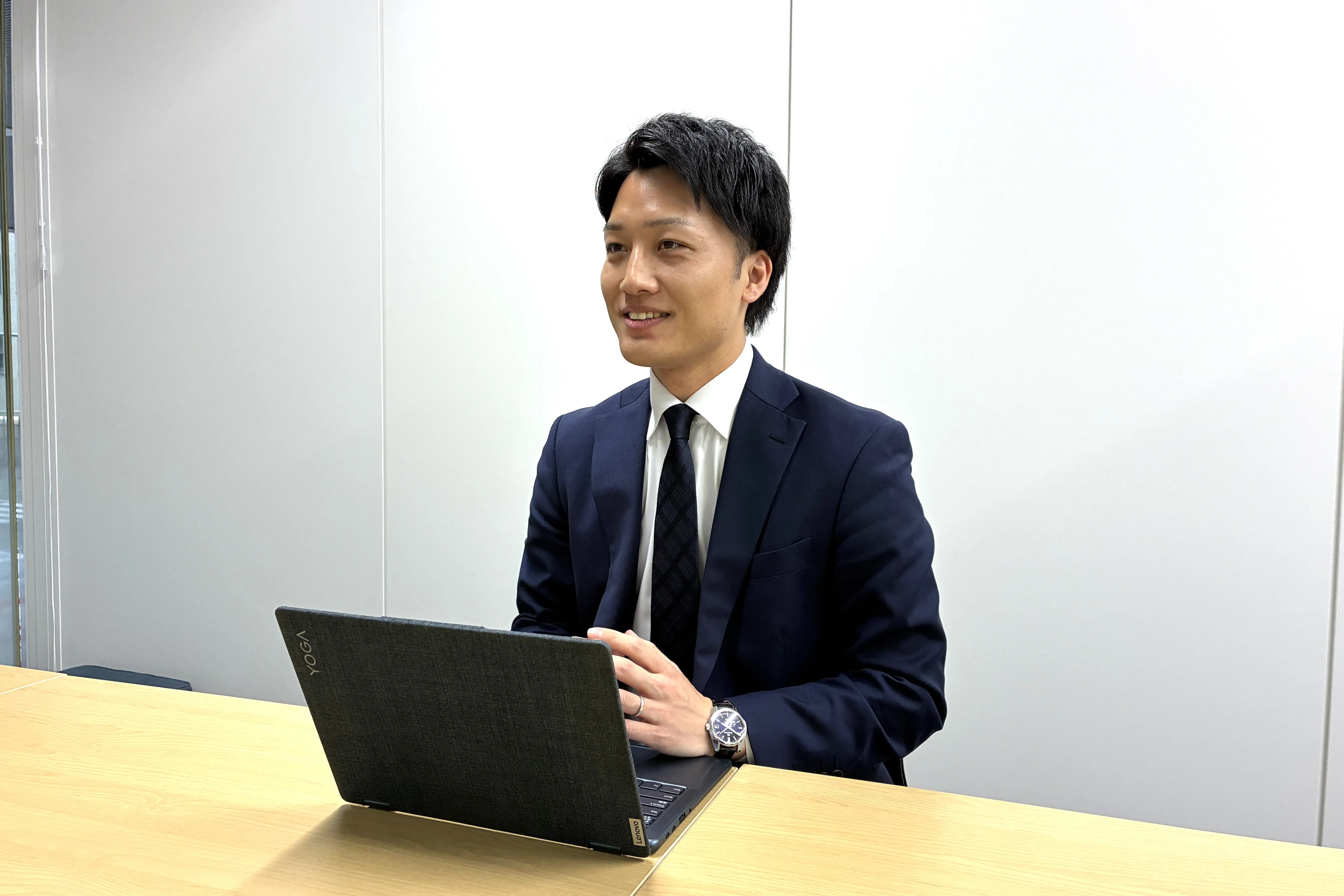 インタビュー中の伊藤 領吾