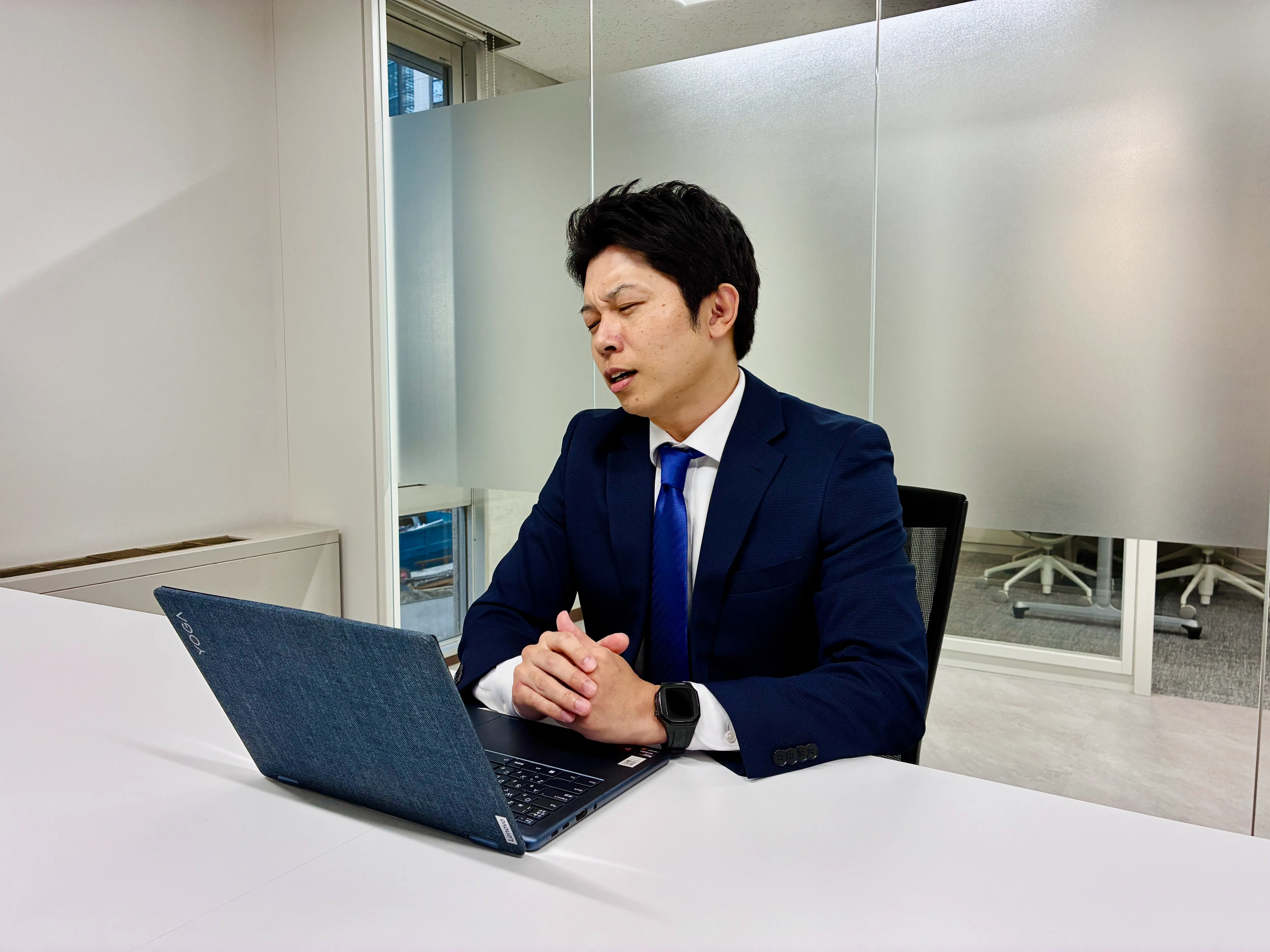 インタビュー中の梶原 隆央