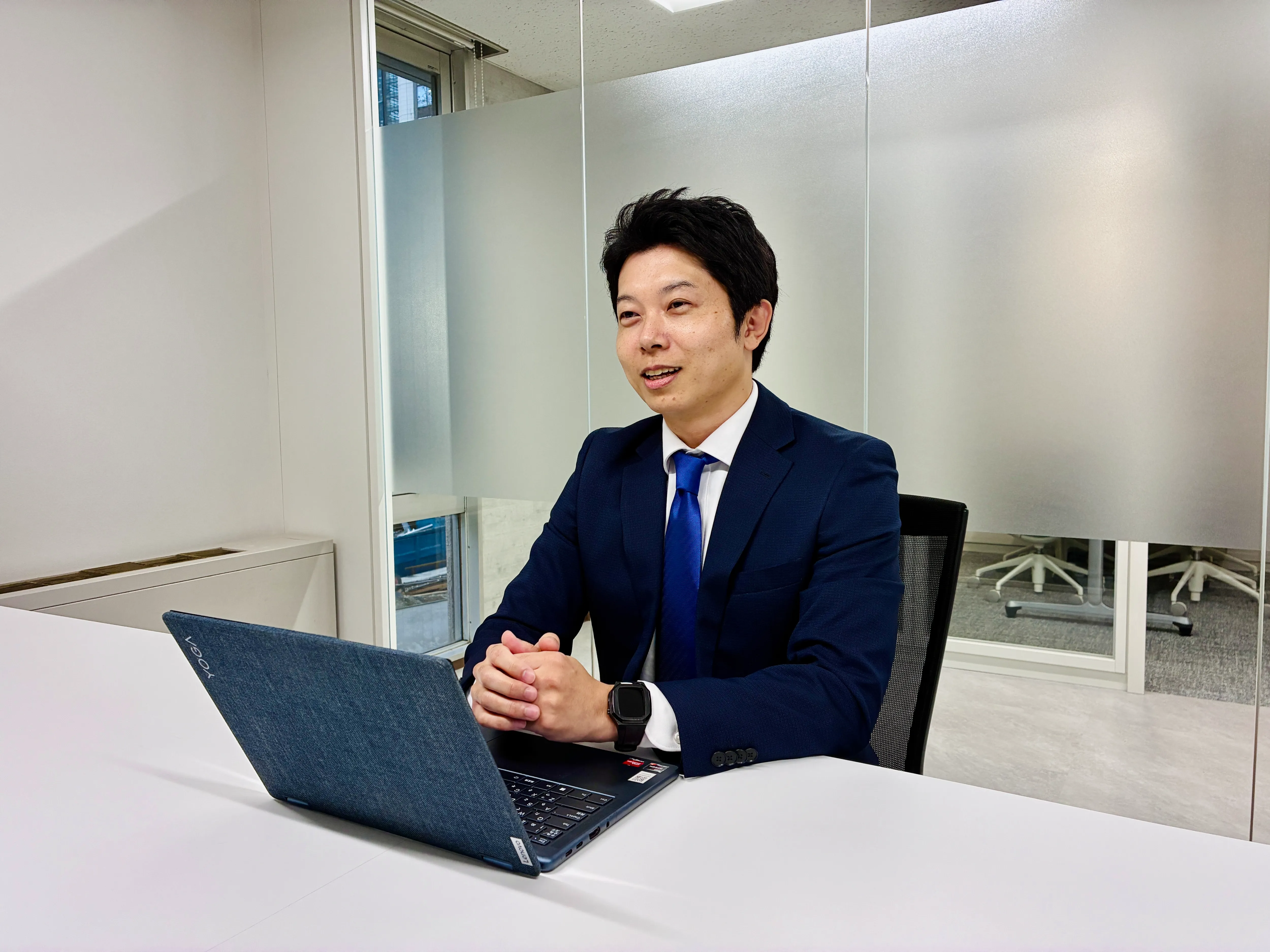 インタビュー中の梶原 隆央