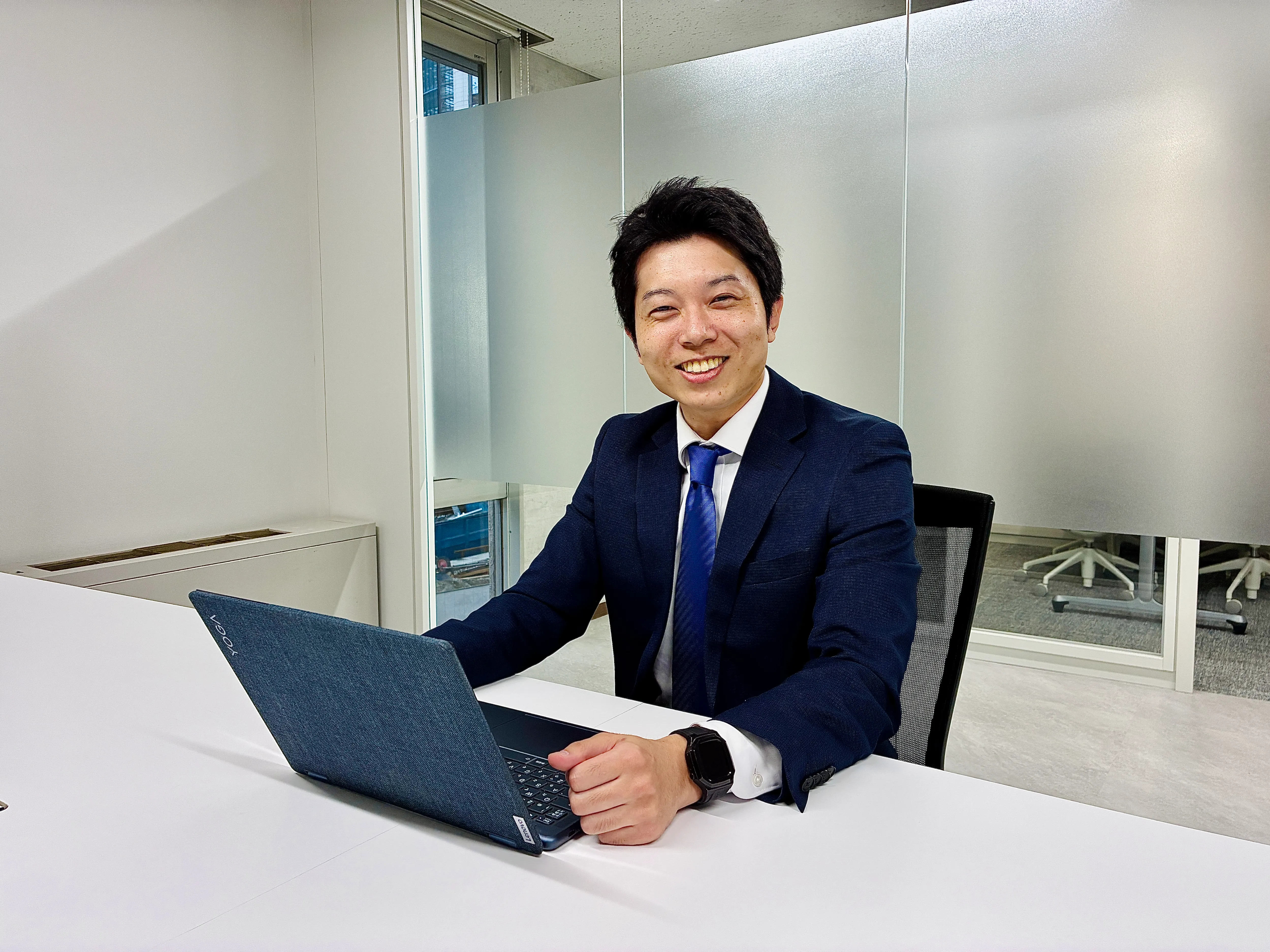 インタビュー中の梶原 隆央