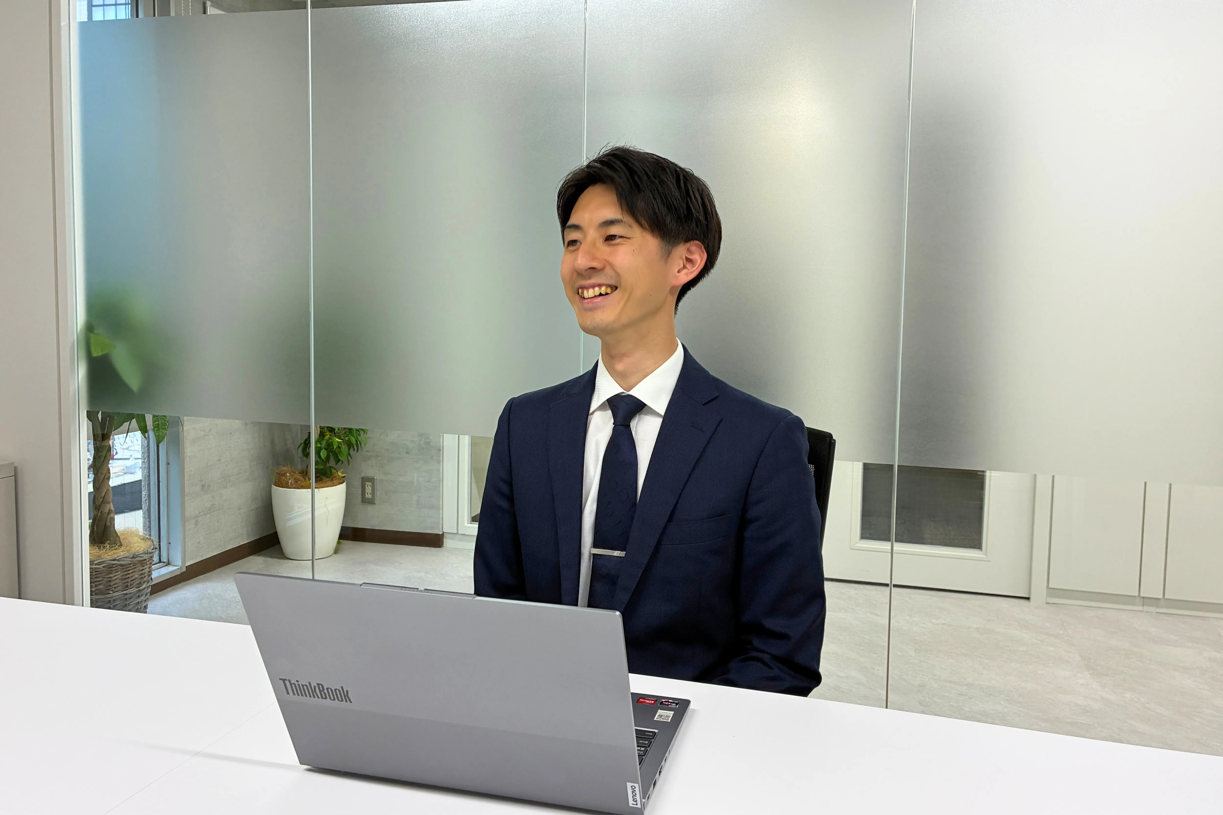 インタビュー中の小針 藤太