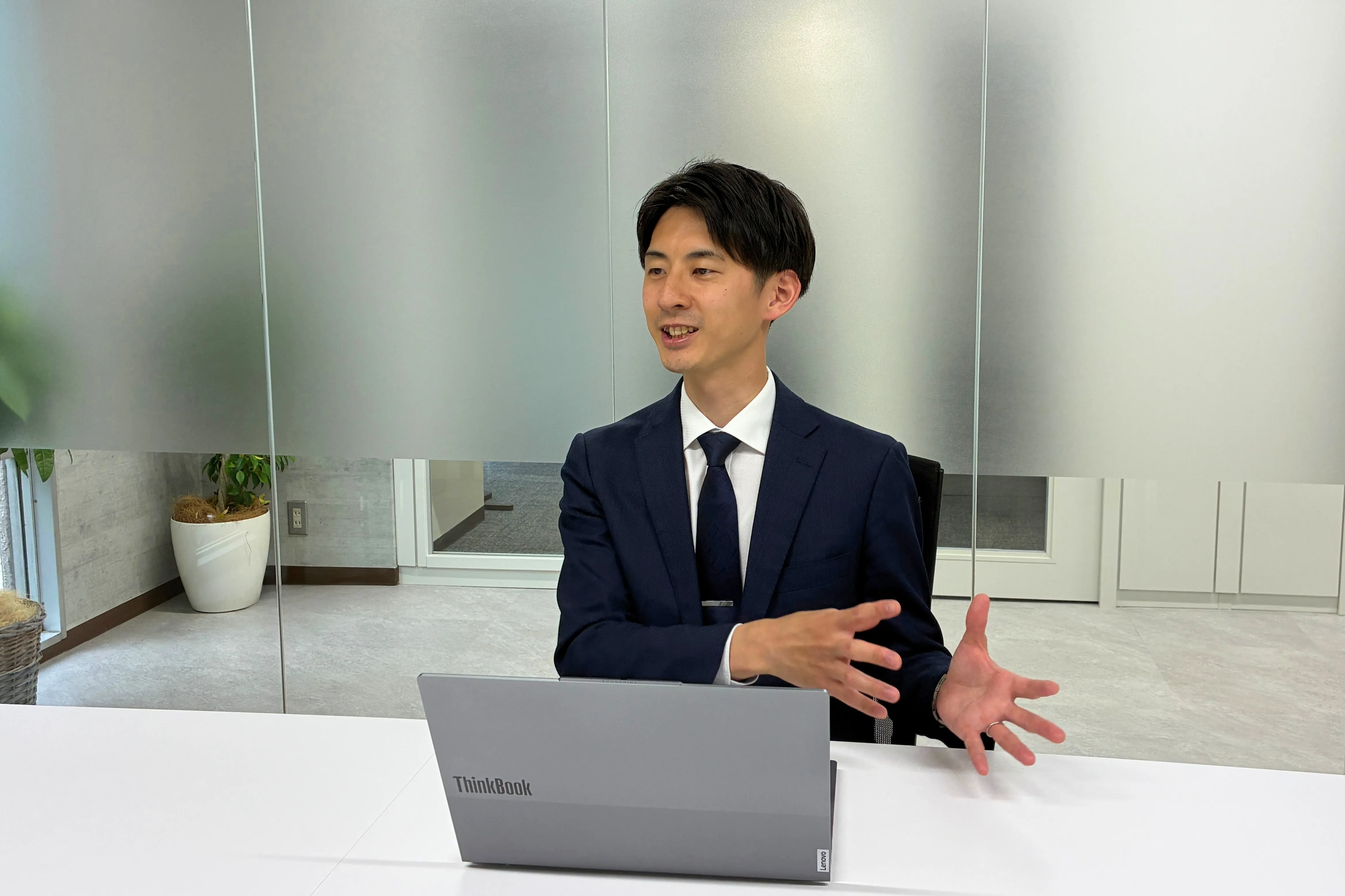 インタビュー中の小針 藤太