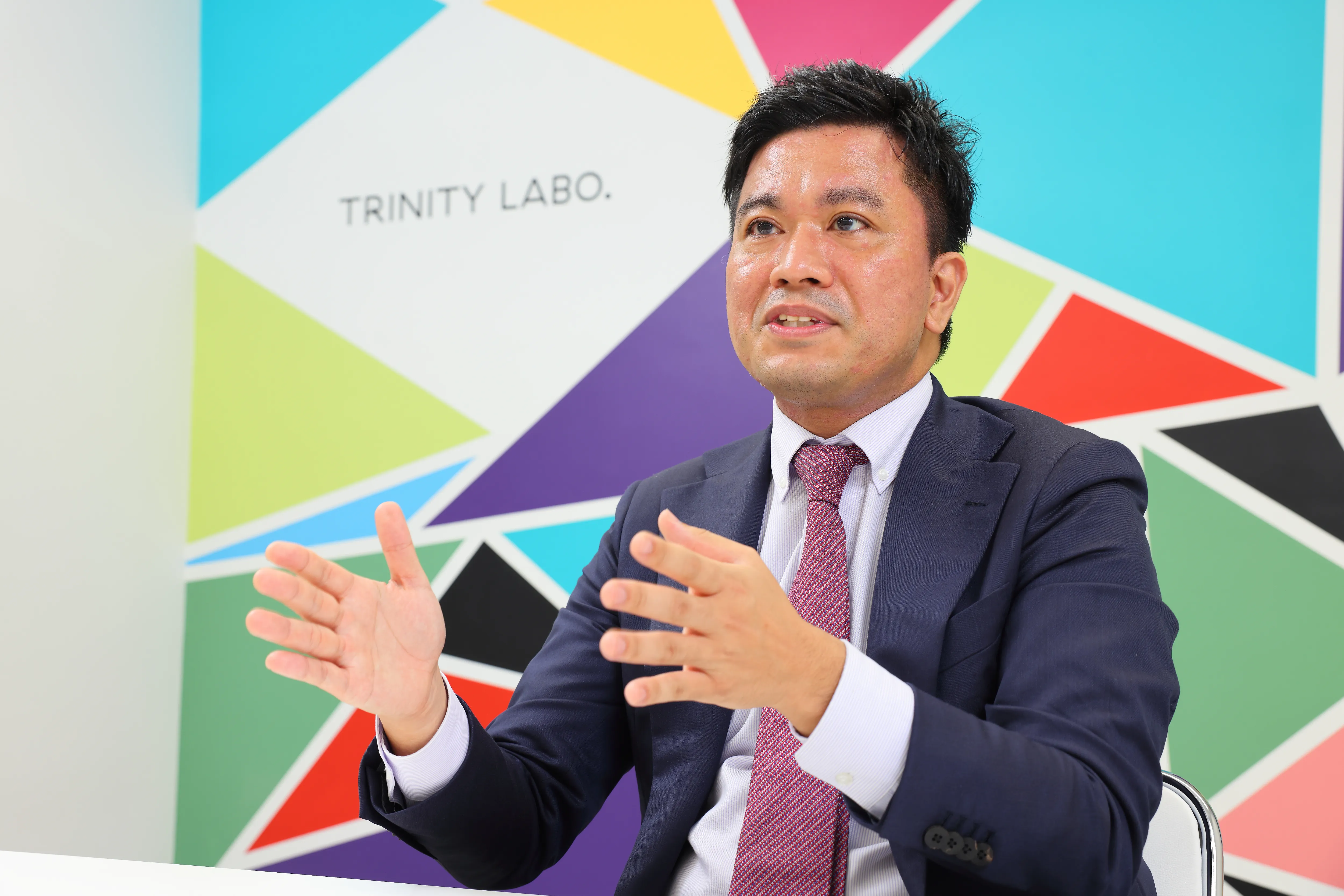 インタビュー中の磨 和寛