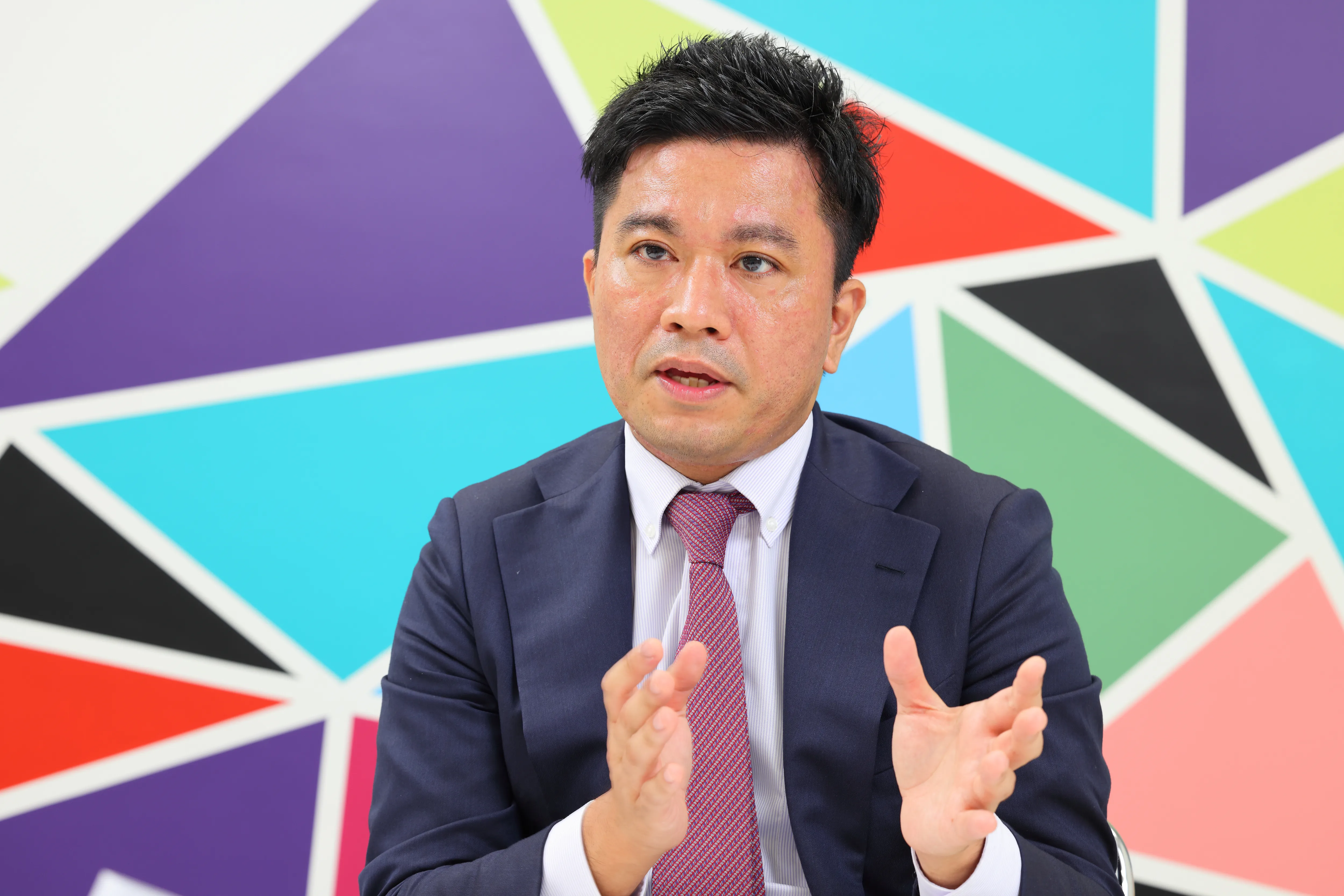 インタビュー中の磨 和寛