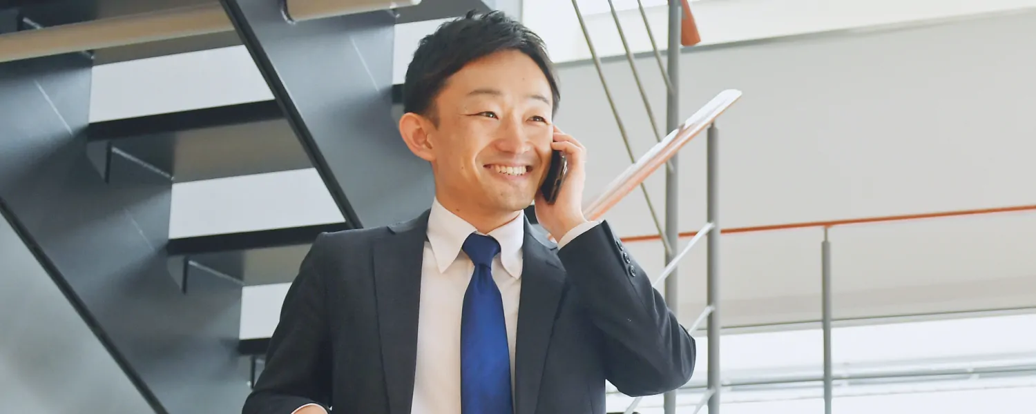 インタビュー中の森 賢治