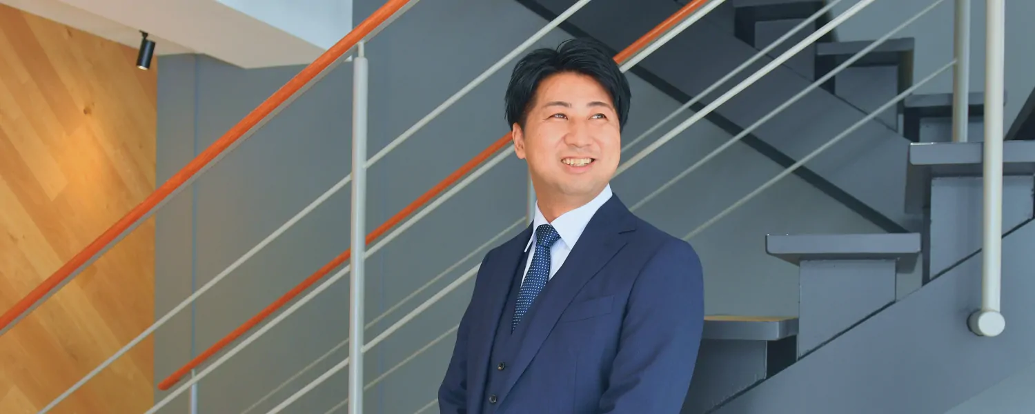 インタビュー中の高橋 泰浩