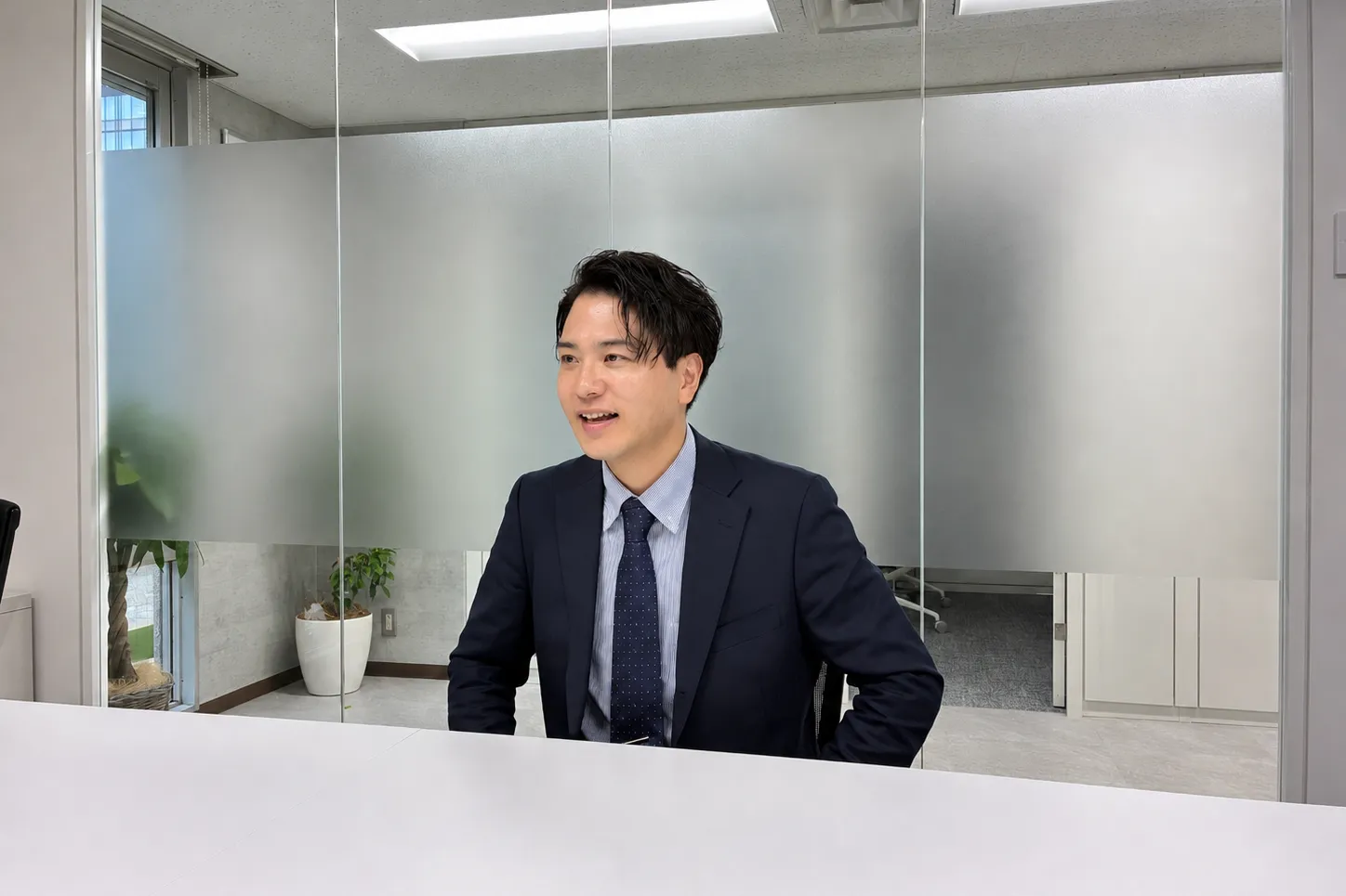 インタビュー中の谷口 厚太