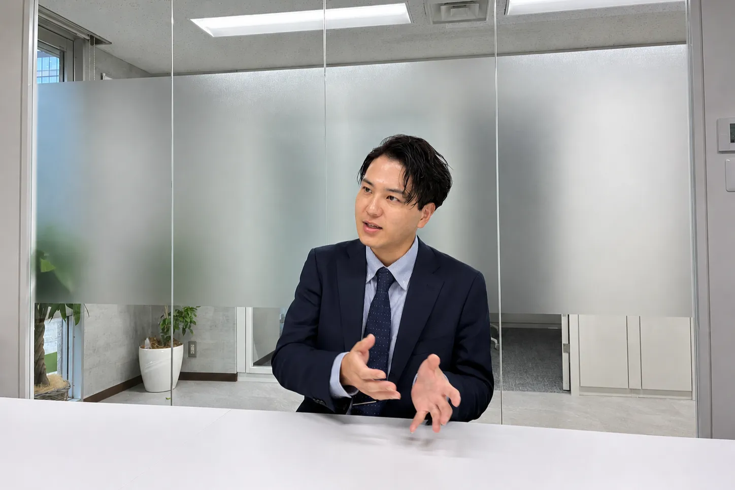 インタビュー中の谷口 厚太