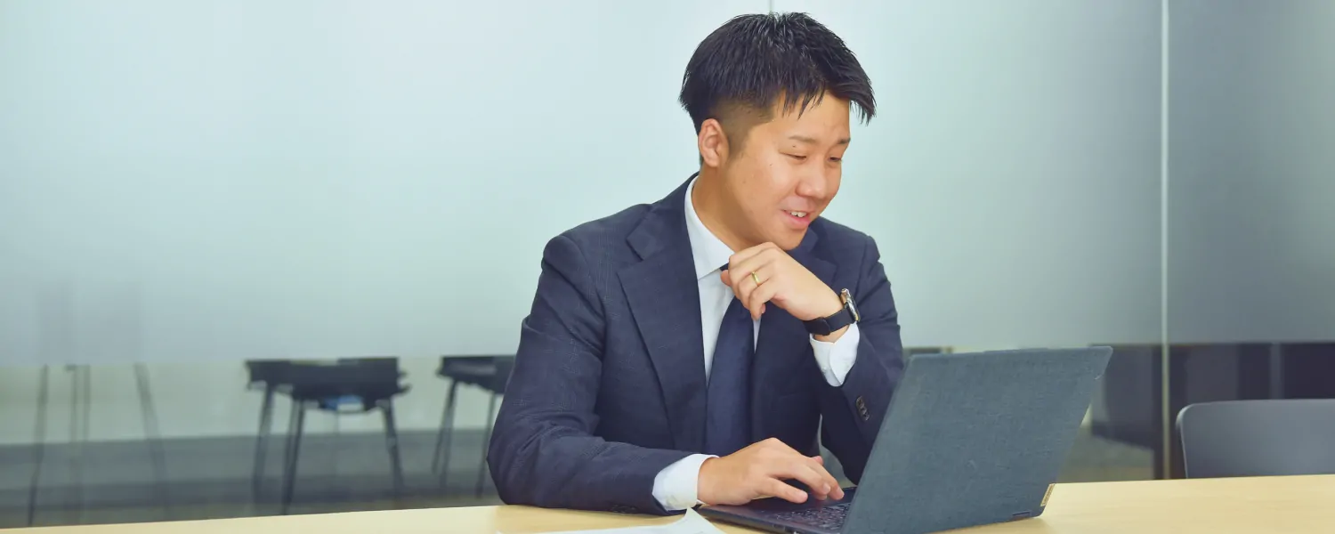 インタビュー中の谷平 佑太