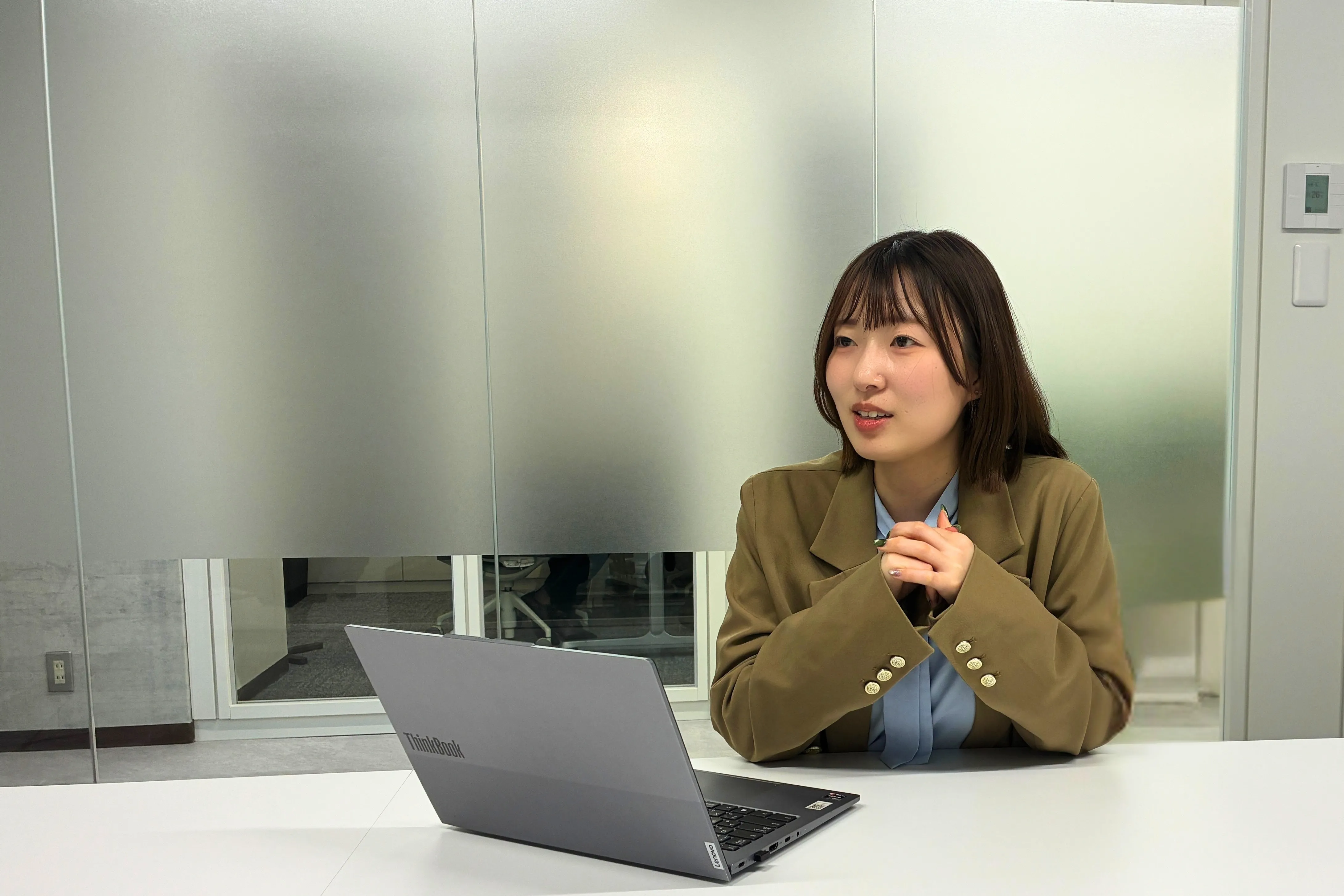 インタビュー中の吉野 友梨香