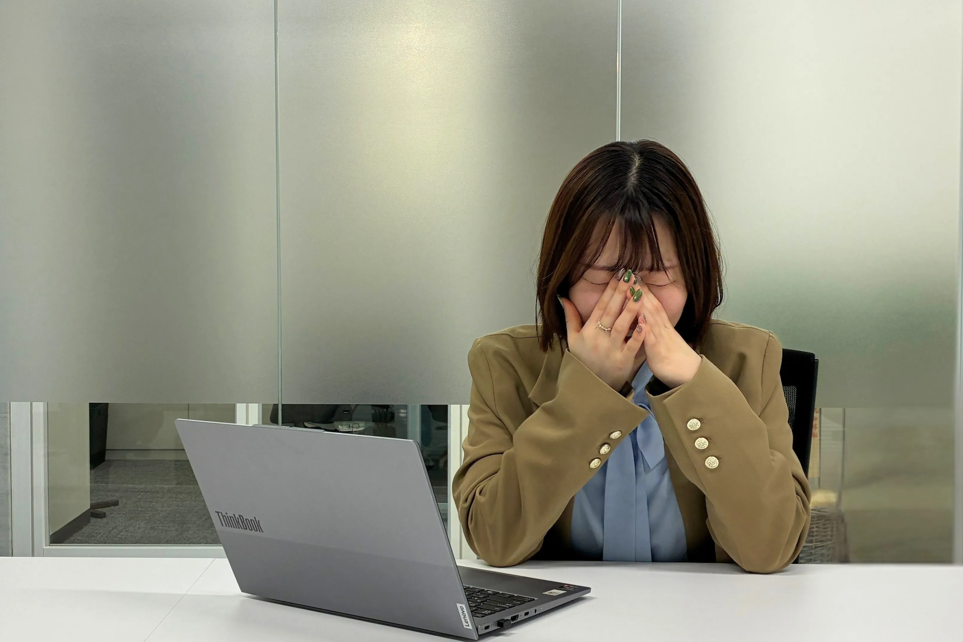 インタビュー中の吉野 友梨香