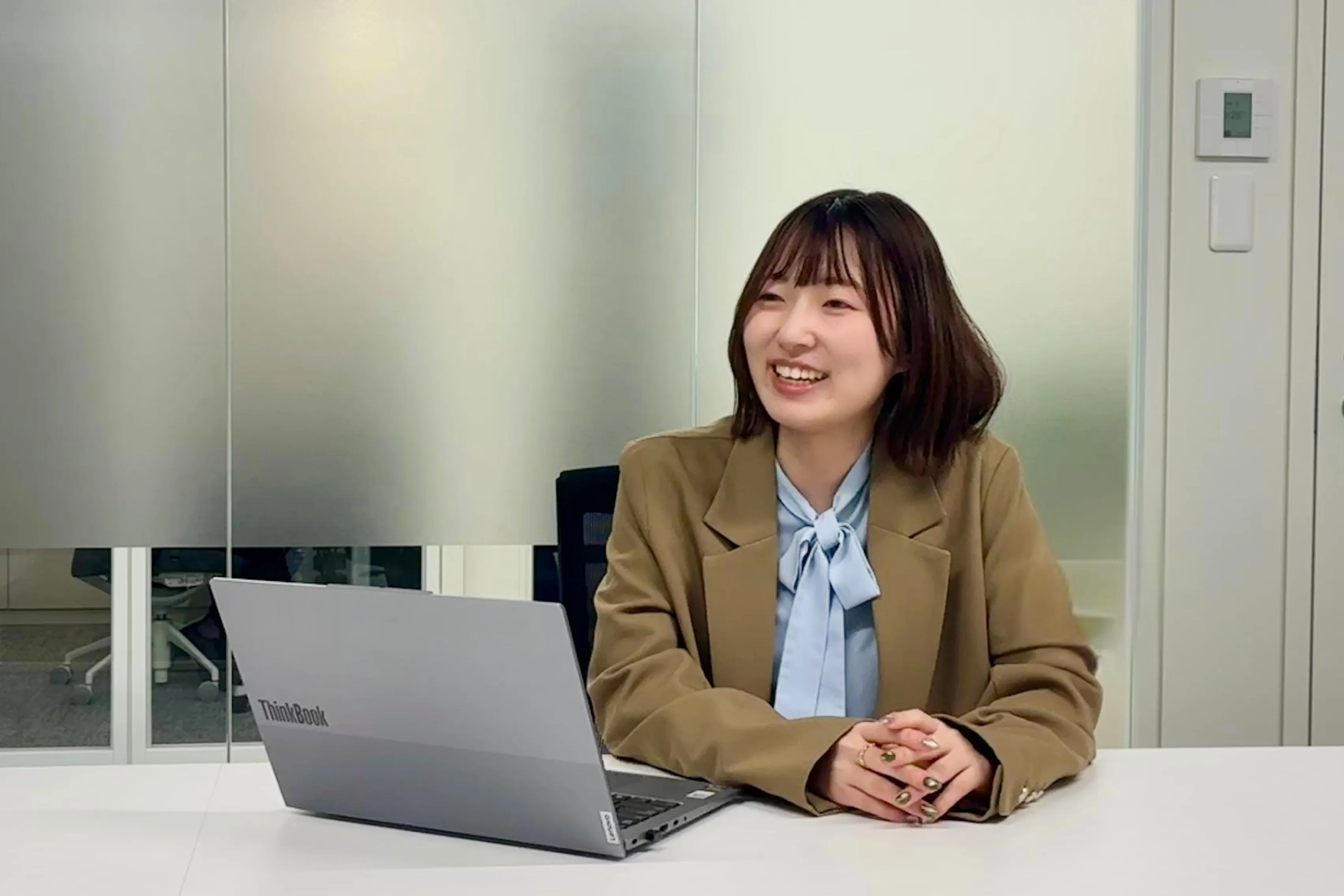 インタビュー中の吉野 友梨香